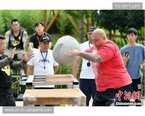大力士比赛举石项目展示惊人力量